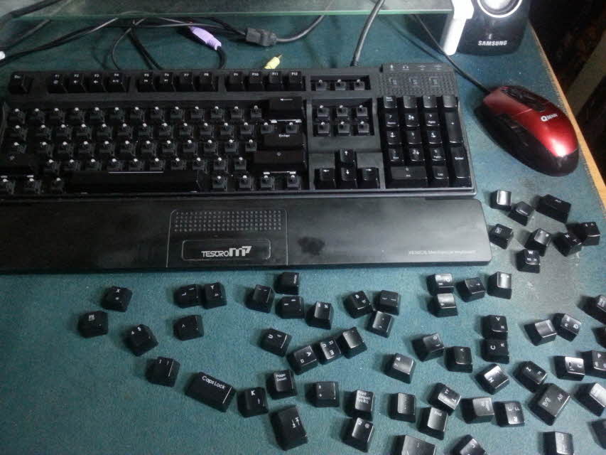 04키보드청소중.jpg